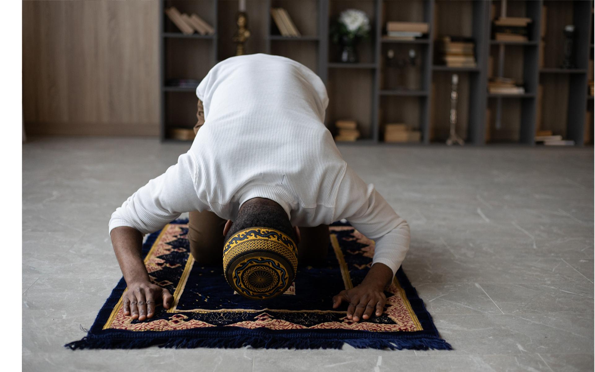 ضرورة إحضار سجادة الصلاة الخاصة وعدم تركها في المسجد