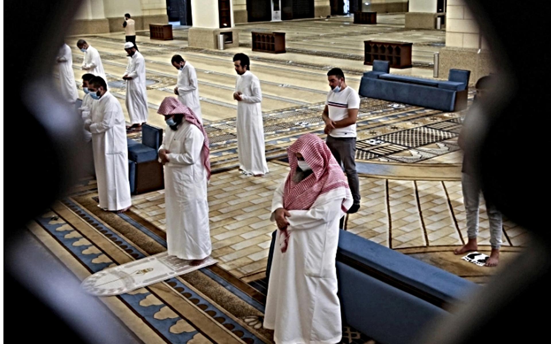 الالتزام الكامل بارتداء الكمامات في المسجد