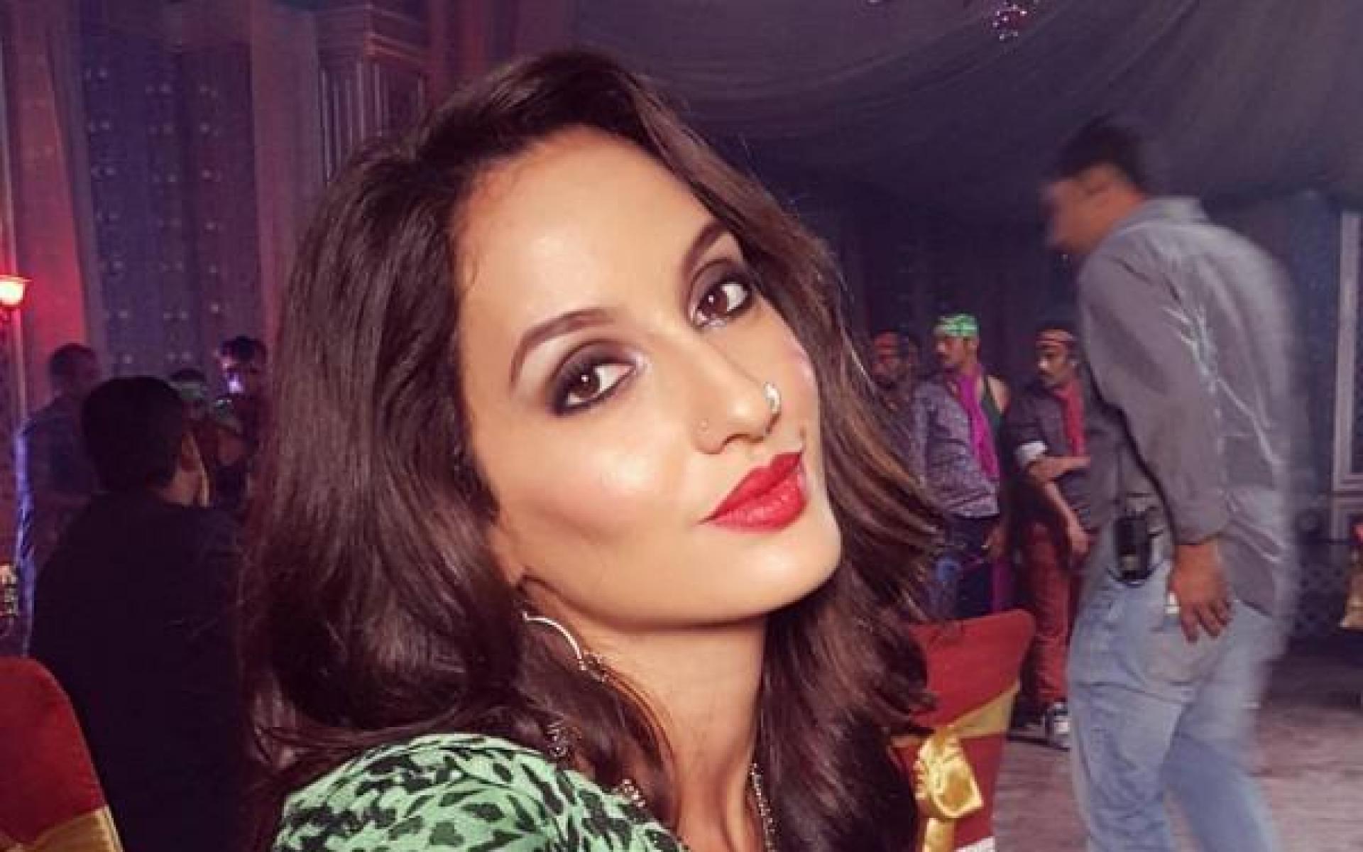 نورا فتيحي: طبقت الفنانة نورا فتيحي موضة البرسينج مع مكياج العيون الدخاني وقلادة واقراط باللون الفضي.