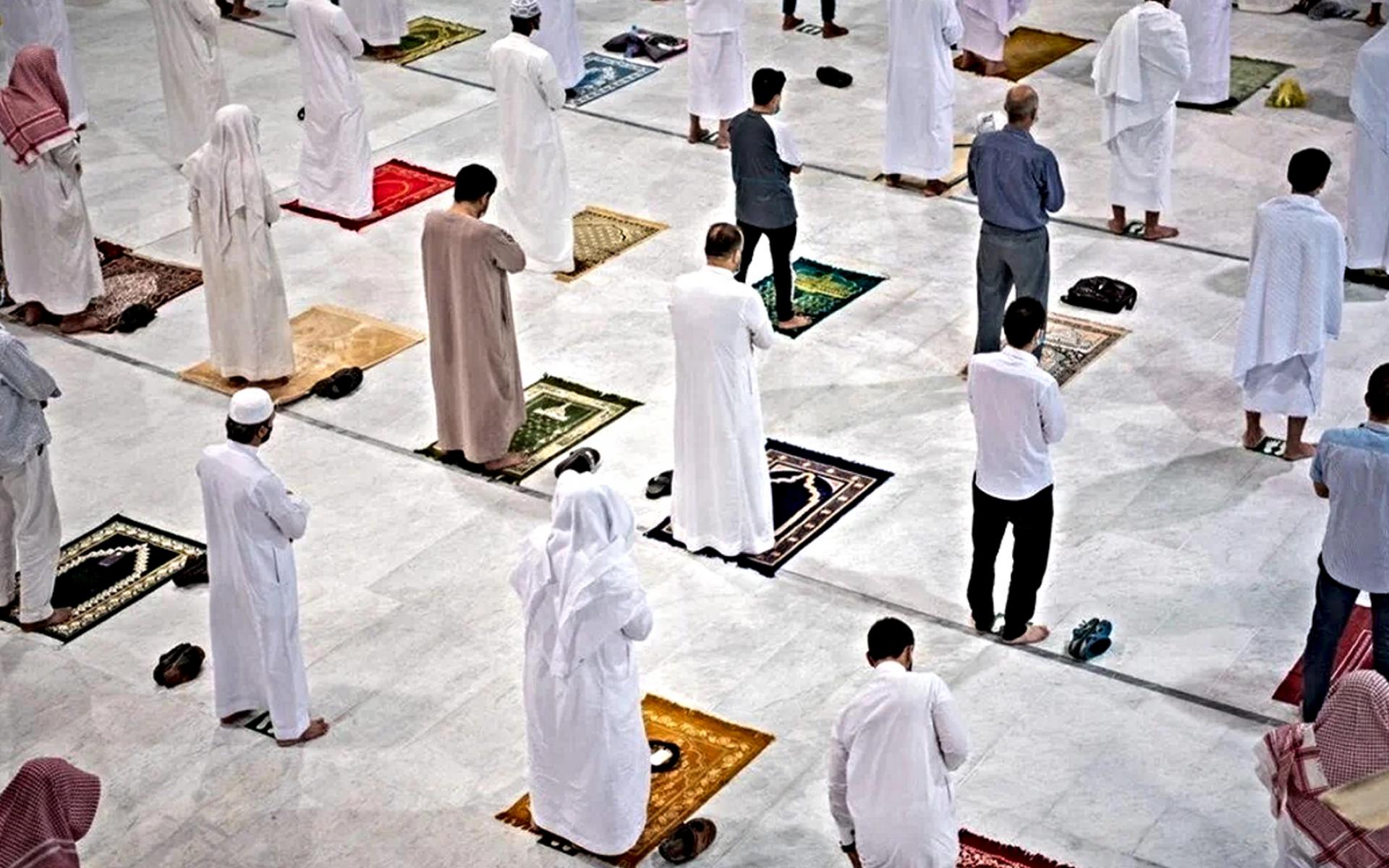 الالتزام بالملصقات الموضحة لأماكن المصلين والحفاظ على المسافة المعتمدة بين كل مصل وآخر