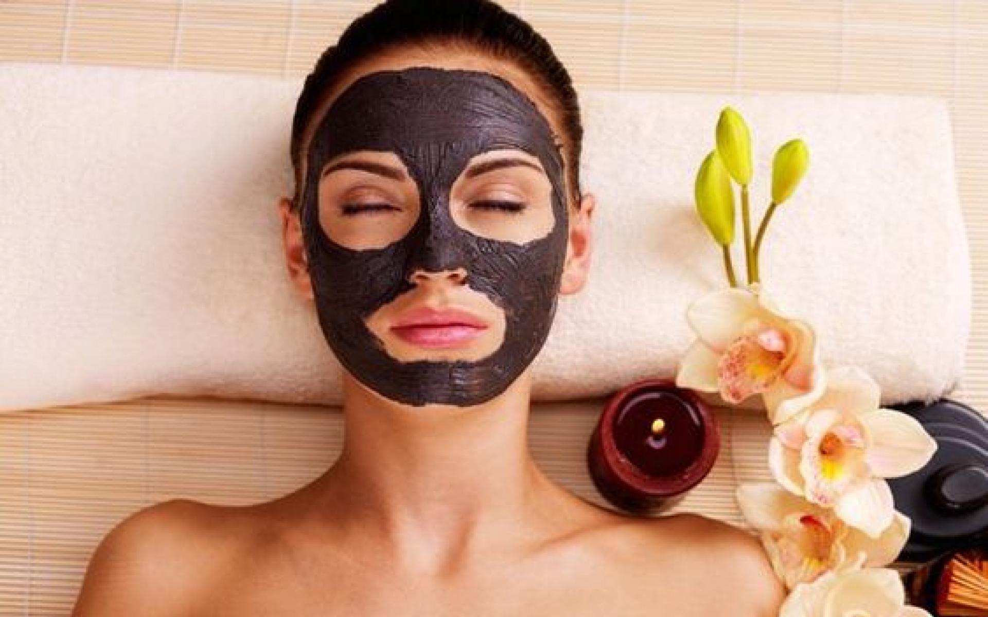 لا تهملي بشرتك: اضطرارك للبقاء في المنزل لا يعني أنه لا يمكنك الاعتناء ببشرتك وتدليل نفسك، فلا تترددي في اختيار قناع مناسب لتعزيز اشراقة بشرتك، فهناك الكثير من الخيارات، مثل الزبادي مع الليمون وغيره.