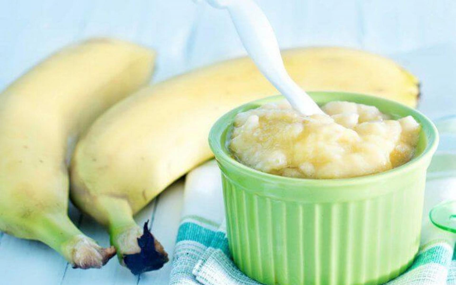 4- الموز: اهرسي نص ثمرة من الموز ثمّ اخلطيها من كمية من الكريمة الطازجة، وطبّقي الخليط على يديكِ لمدّة ثلاثين دقيقة لترطيب البشرة وتغذيتها.