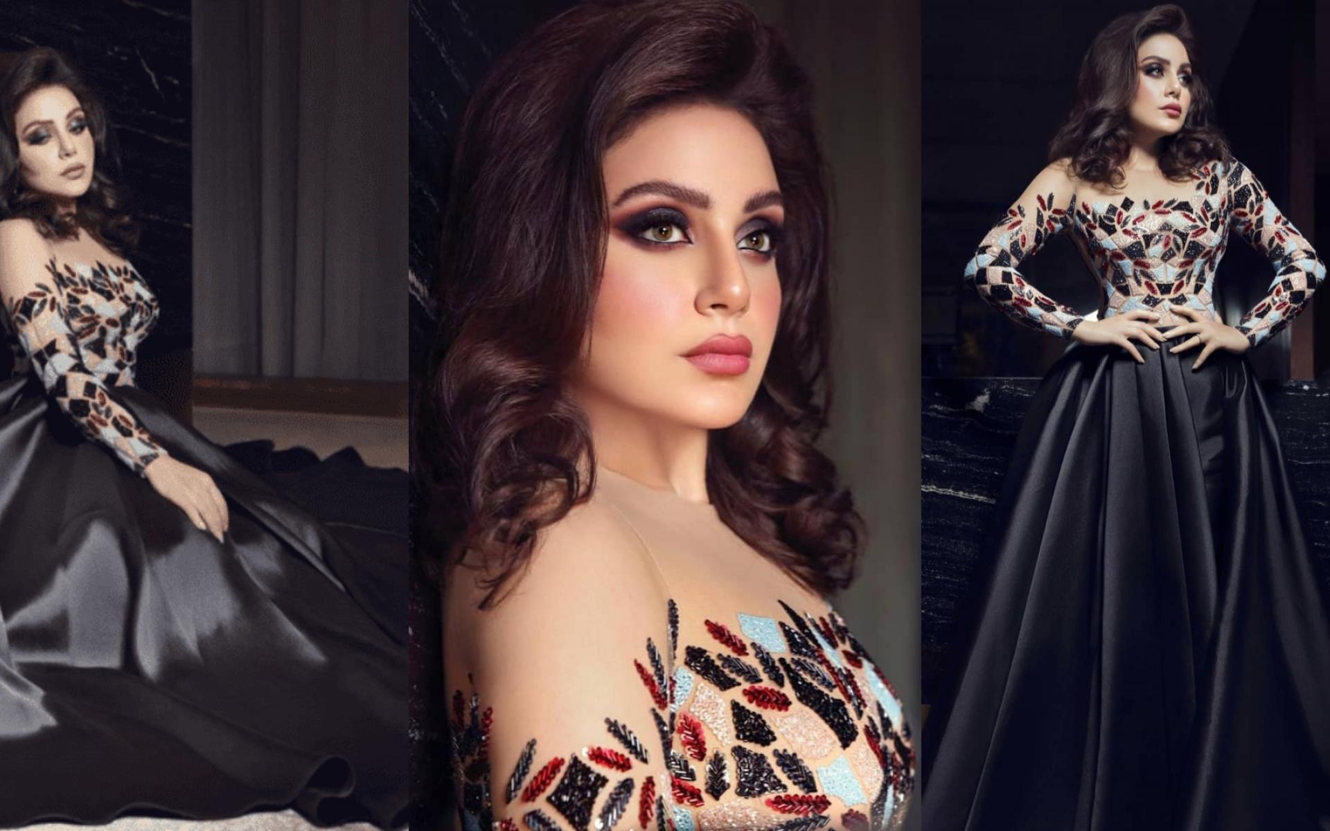 فستان باللون الأسود الملوكي مع تصميم هندسي من المنطقة العلوية وتسريحة شعر كلاسيكية