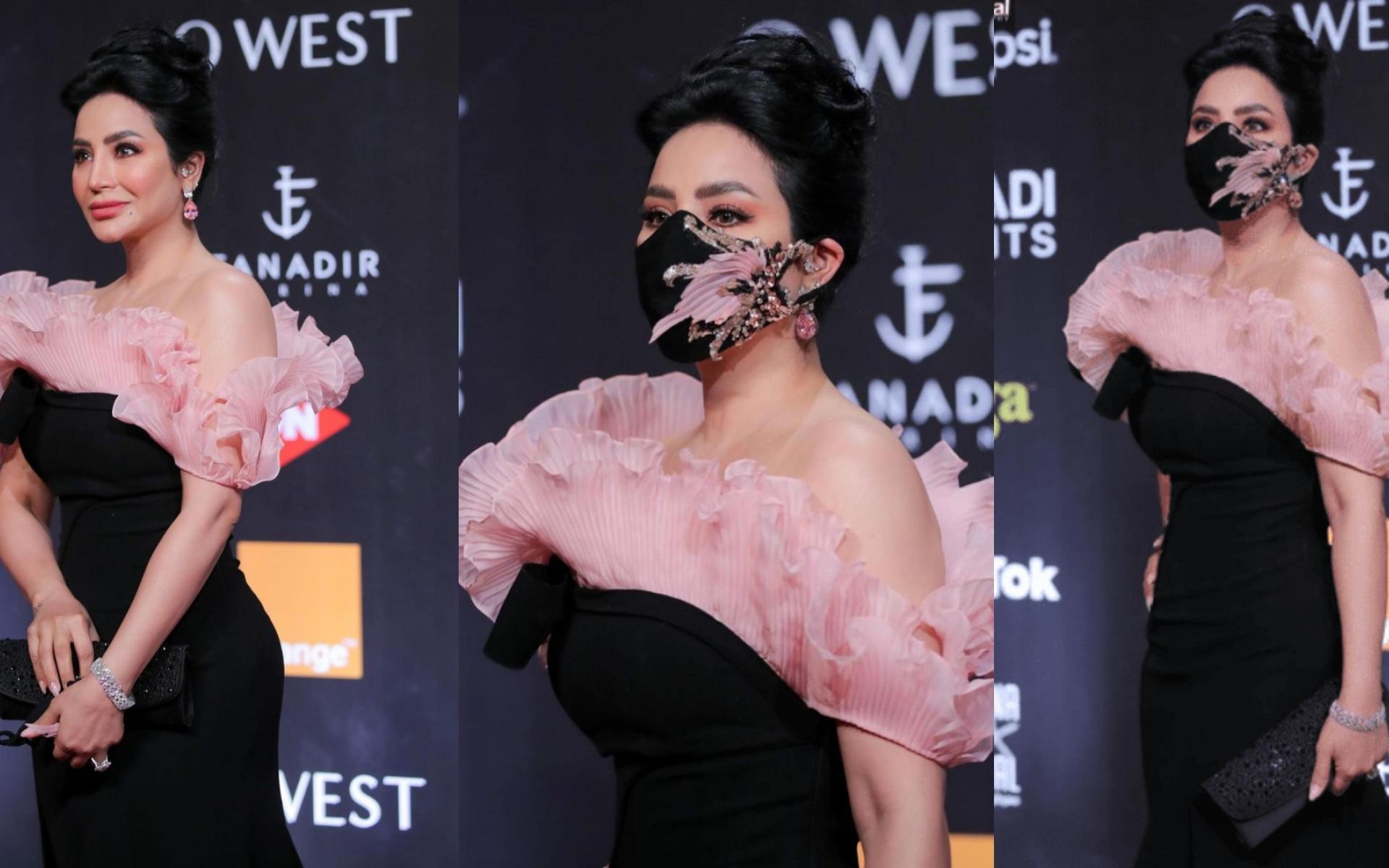 تألقت لجين عمران بفستان أسود طويل ميزه تصميم المنطقة العلوية وكذلك الكمام ذو التصميم المميز