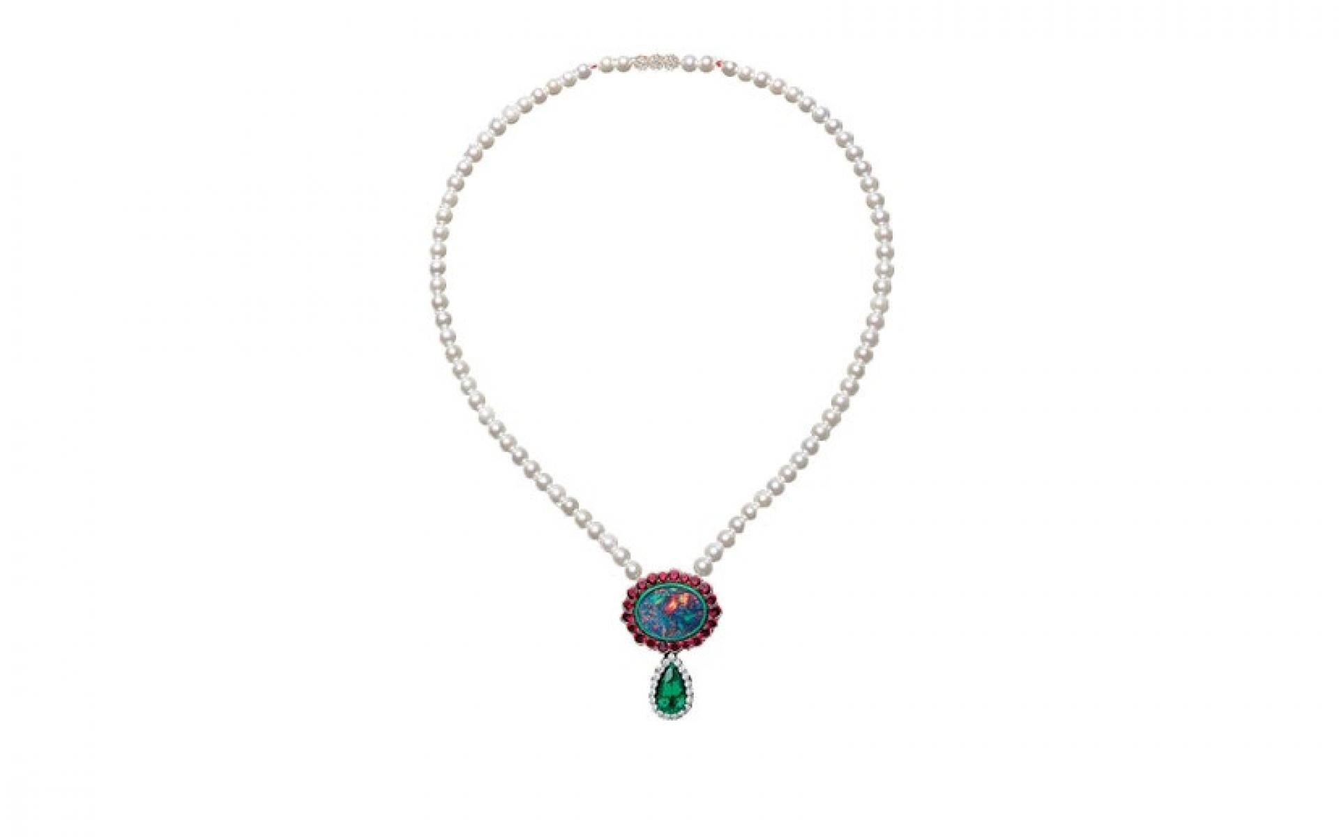 Dior Joaillerie: قلادة من الذهب الأبيض والوردي، والألماس، واللؤلؤ المستزرع، والأوبال الأسود، والزمرد، والإسبنيل الأحمر، وقلادة الطلاء الأحمر.