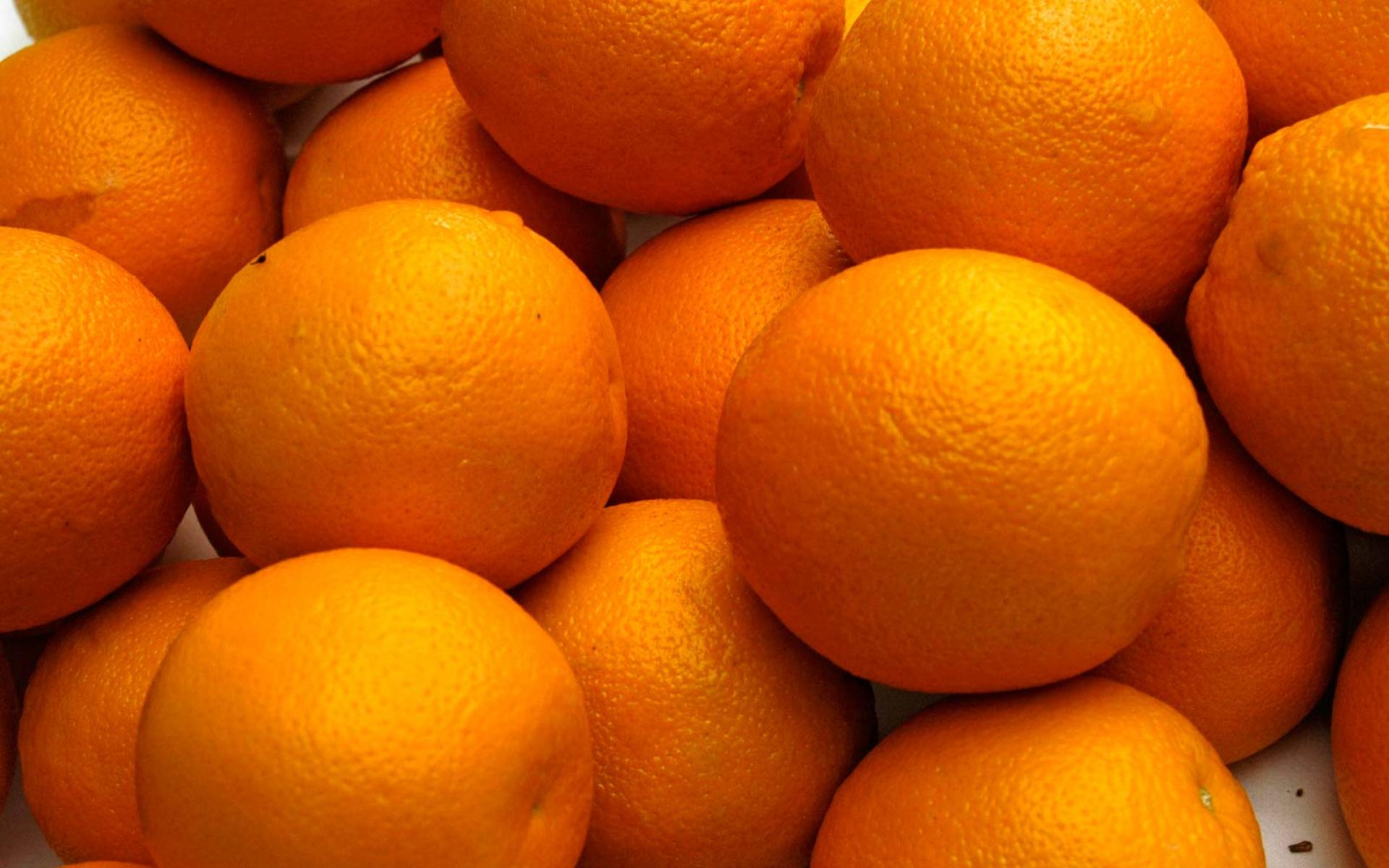 3- البرتقال: البرتقال هو مصدراً غنياً بفيتامين ج، والماء، والفولات، ويمكن أن يساعد فيتامين ج على زيادة امتصاص الجسم للحديد، والوقاية من تَلف الخلايا، أمّا بالنسبةِ للفولات فله دور كبيرٌ في تقليل خطر الإصابة بعيوب الأنبوب العصبي؛ الذّي يسبب التشوّهات عند الأطفال.