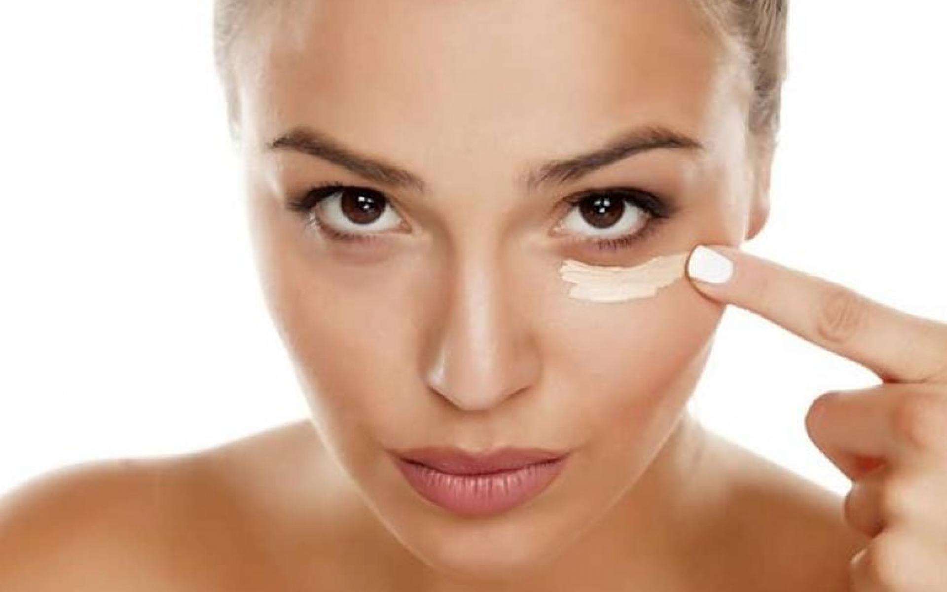 5- القضاء على الهالات السوداء: تعمل الفراولة كعلاج مفيد للتخلص من الانتفاخ المحيط بمنطقة العين وإزالة الهالات السوداء.