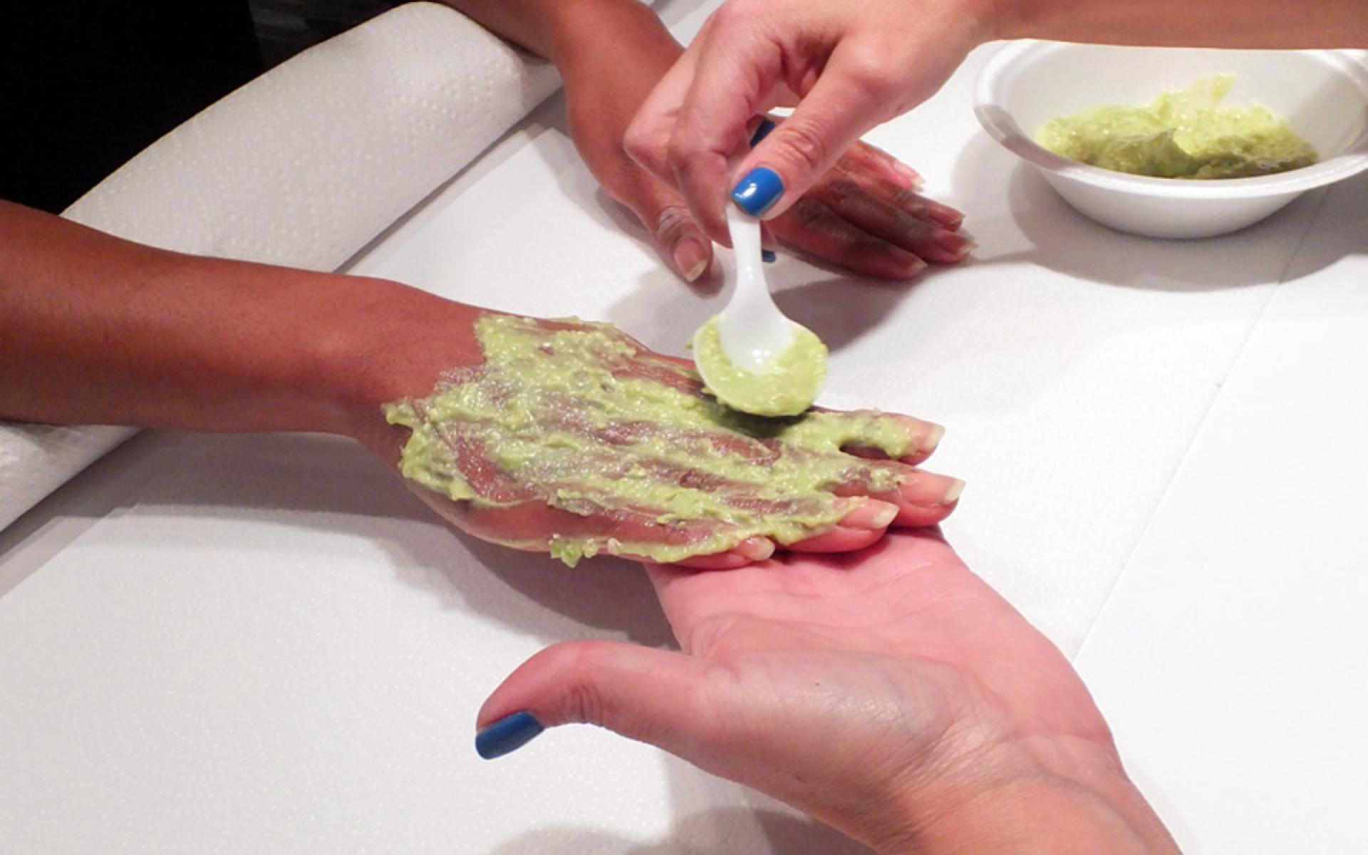 1- الأفوكادو: اهرسي ثمرة من الأفوكادو ثمّ أضيفي إليها القليل من زيت الزيتون، وطبّقي الخليط على يديكِ لمدّة عشر دقائق، ثمّ اغسليهما بالماء الدافئ، يُعالج هذا الماسك احمرار بشرة اليدين وتهيجها.