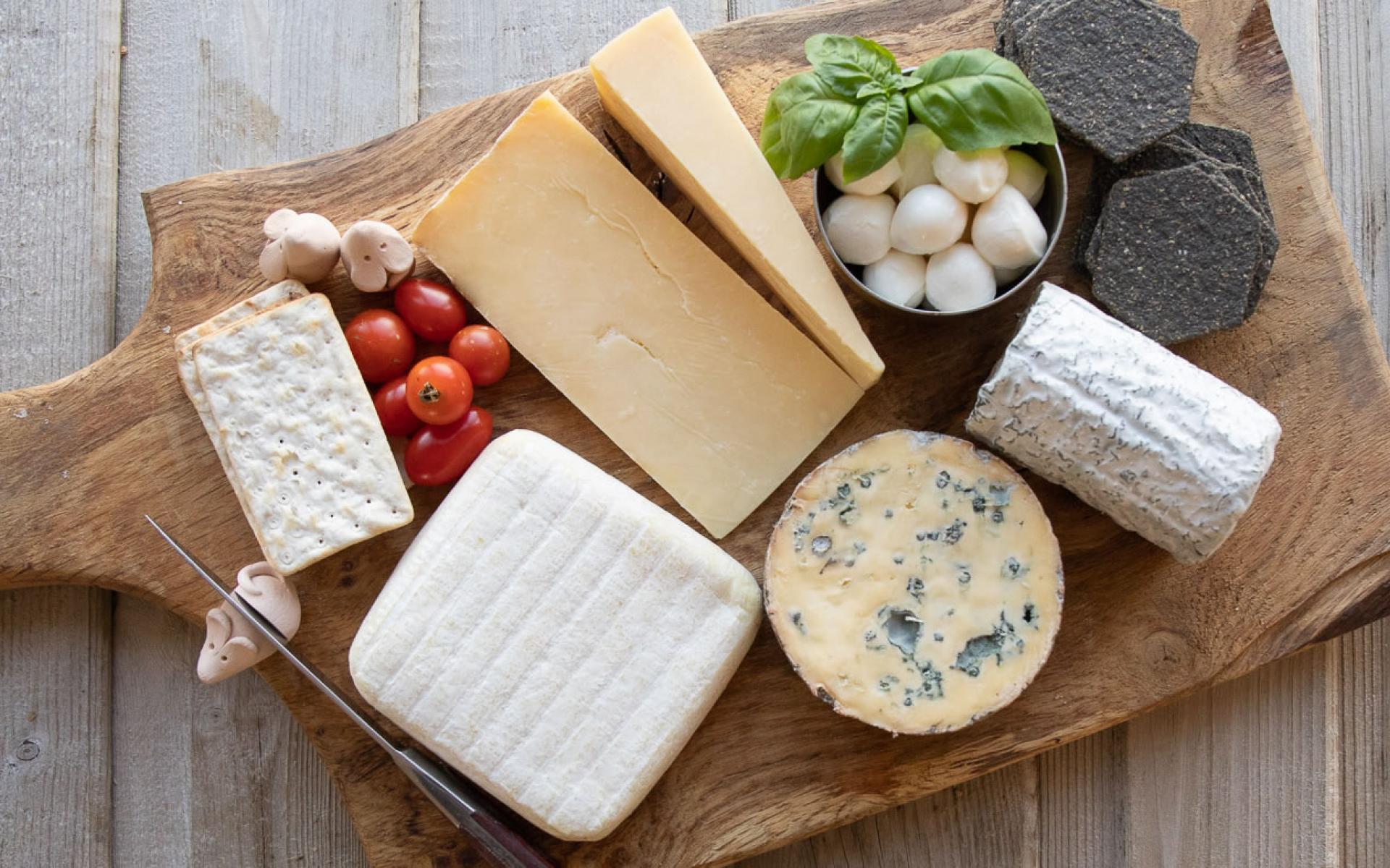 1- منتجات الألبان: يعد الجبن الصلب أكثر هذه المنتجات فاعلية، فيما يتعلق بمنحك شعوراً بالاسترخاء، بسبب احتوائه على كميةٍ كبيرة من الكالسيوم. وستزيد هذه الفاعلية كثيراً إذا ما تناولت بعض الرقائق مع هذا النوع من الجبن، نظراً لأن الكربوهيدرات تعزز من تأثيره المهدئ.