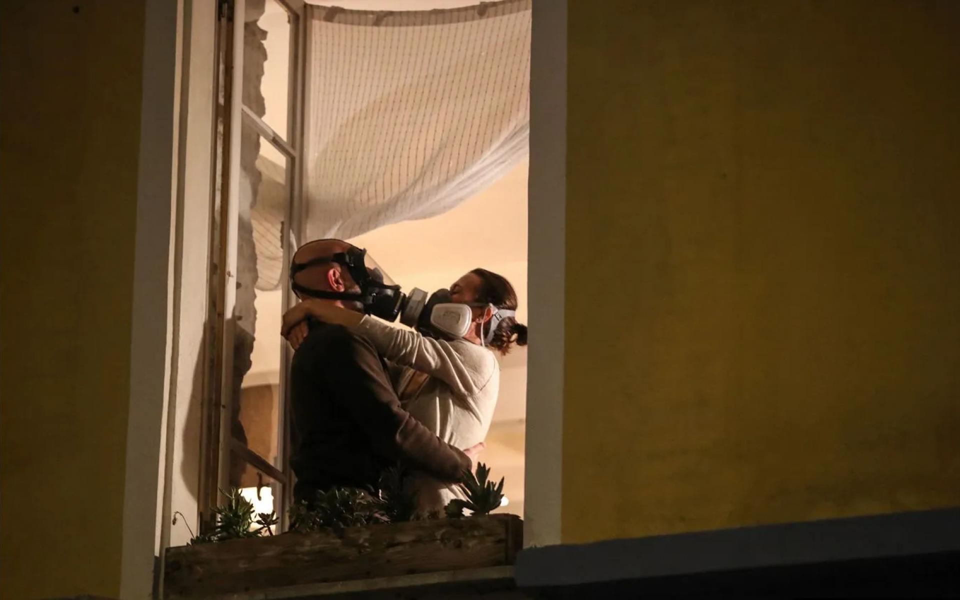 زوجان يرتديان أقنعة ويتعانقان في نيس ، مارس 2020