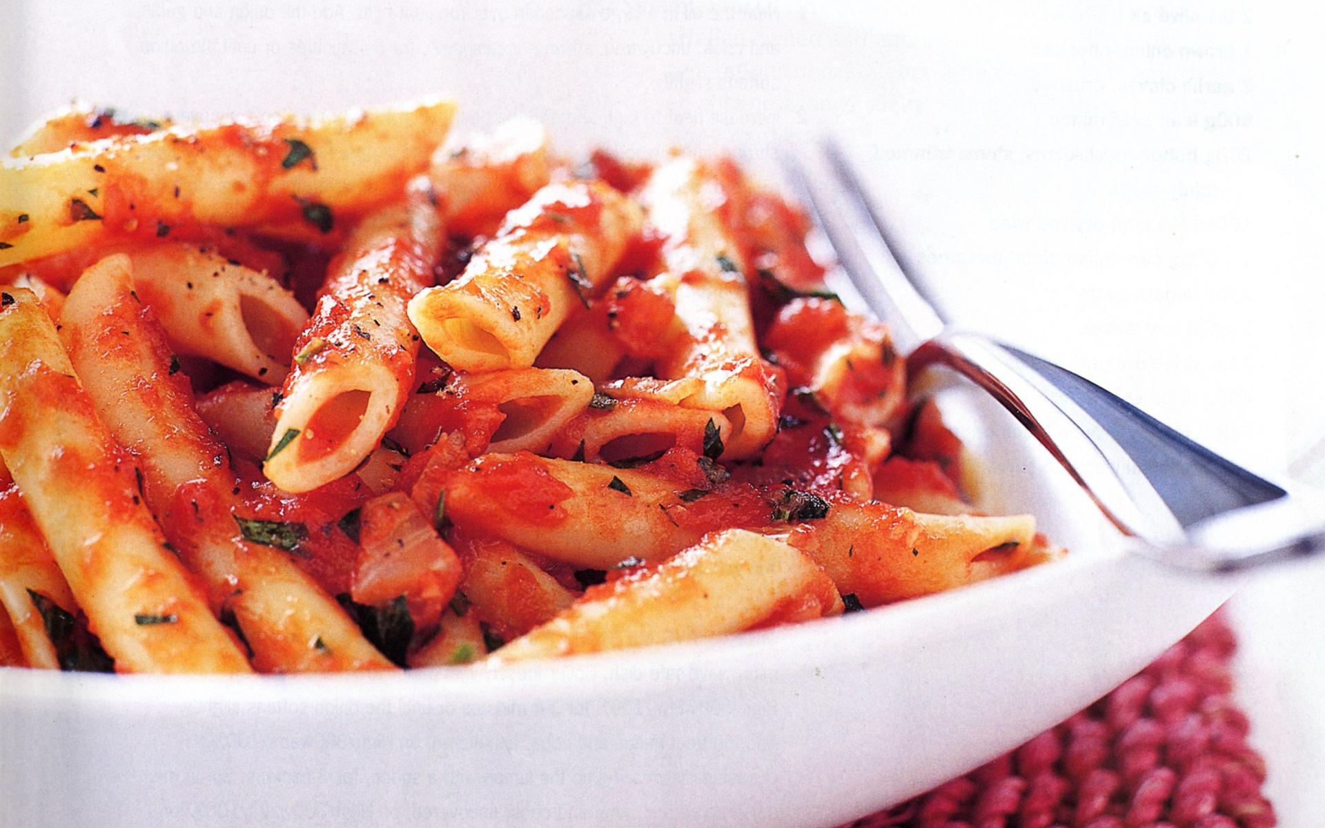 2- المعكرونة: عند اختيار صلصة المكرونة اجعل الأولوية دائماً لصلصة الطماطم، فتحتوي المكرونة على الحديد، والطماطم غنية بفيتامين "سي".