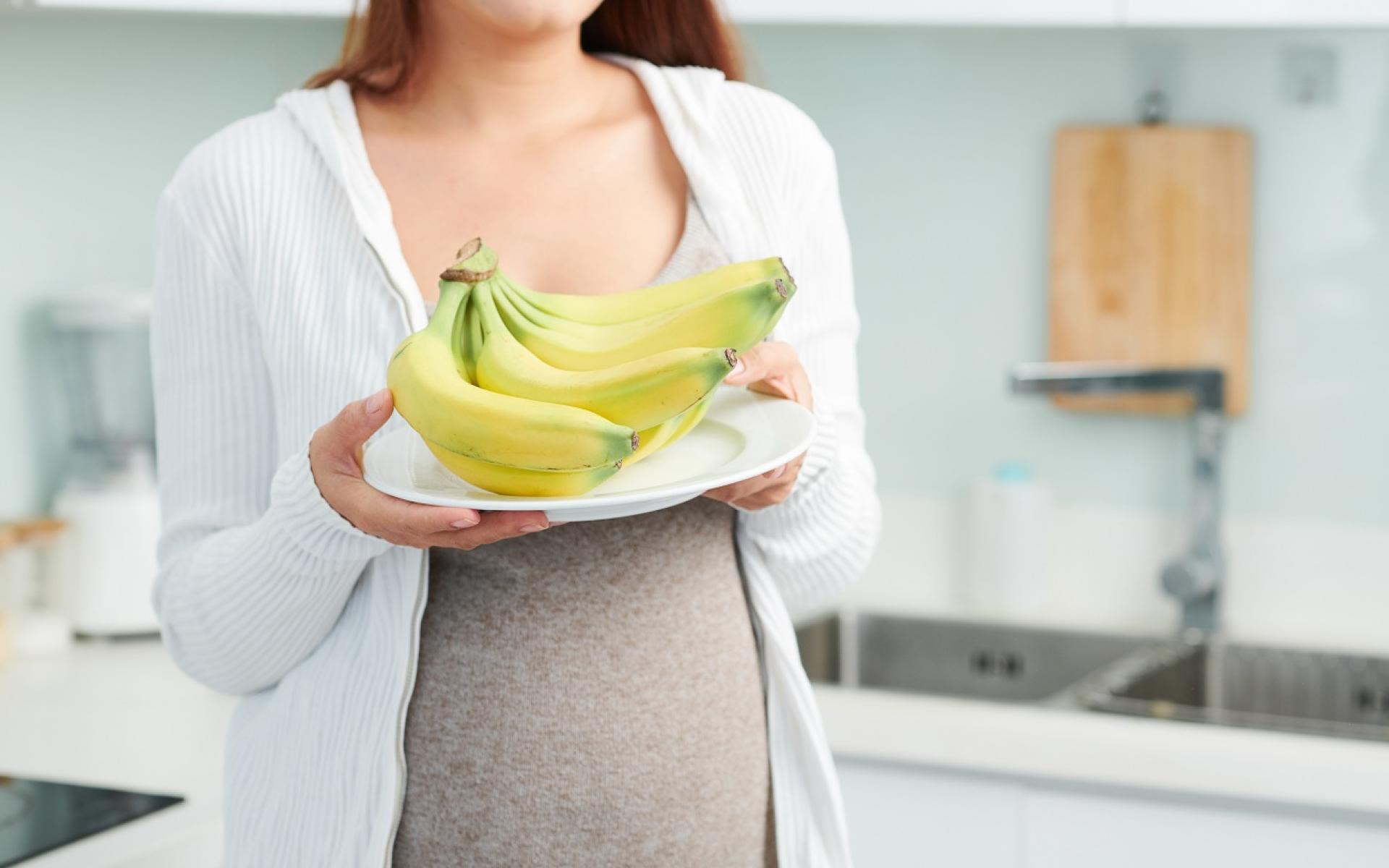 2- الموز: المَوز يحتوي على كميات كبيرة من فيتامين ج، وفيتامين ب6، والبوتاسيوم، ويعتبر أيضاً من الفواكه العالية بالألياف؛ التّي قد تساعد على تقليل الإمساك المصاحب للحمل، ويمكن أن يُساعد فيتامين ب6 على تخفيف الغثيان، والتقيؤ الصباحيّ الذي يحدُث أثناء الحمل.