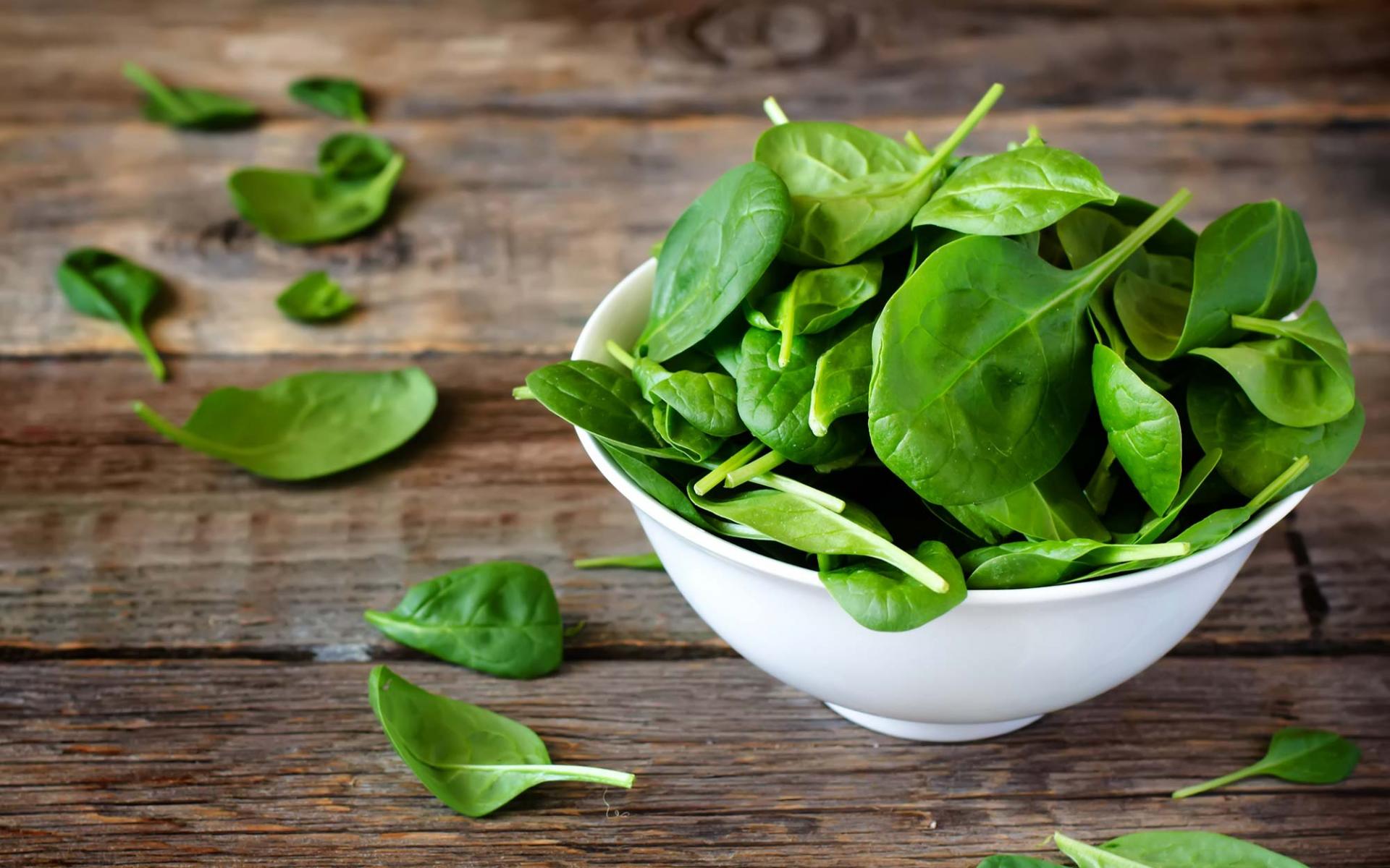 3- السبانخ: يحتوي السبانخ على مجموعة كبيرة من الحديد والمواد المضادة للأكسدة والفيتامينات C و A والتي تحارب الشيخوخة وتؤخر ظهورها.